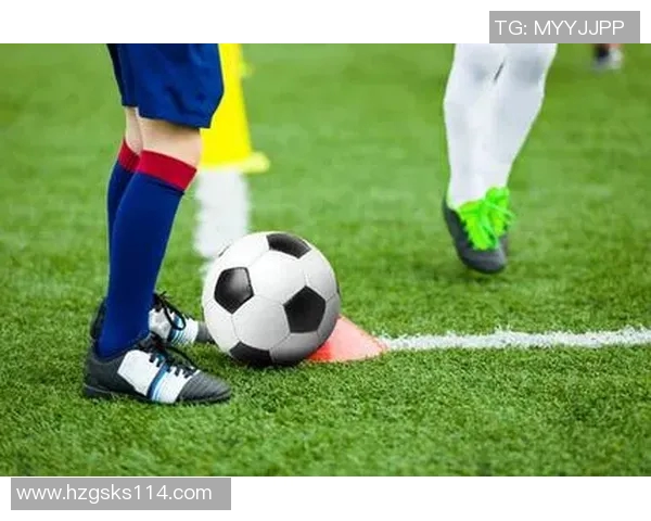 足球巨星漫画风采展现球场传奇人物激情与魅力的全新演绎